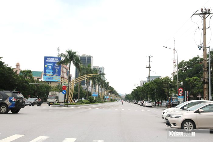 Trục đường Nguyễn Sỹ Sách còn có nút giao cắt quan trọng với đại lộ Lê-Nin, một trong những tuyến đường sầm uất bậc nhất trung tâm thành phố. Sau khi lấy ý kiến cộng đồng dân cư về dự án, Sở Xây dựng Nghệ An sẽ phối hợp với các sở, ngành, đơn vị và địa phương hoàn thành công tác lập, trình phê duyệt điều chỉnh trong tháng 9/2026; hoàn thiện đầy đủ các thủ tục liên quan để bảo đảm khởi công xây dựng trong quý 4/2026.