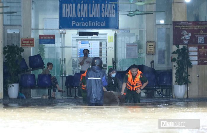 Trước tình thế cấp bách, lực lượng công an địa phương đã lập tức huy động thuyền chuyên dụng bám trụ giữa dòng nước lũ.