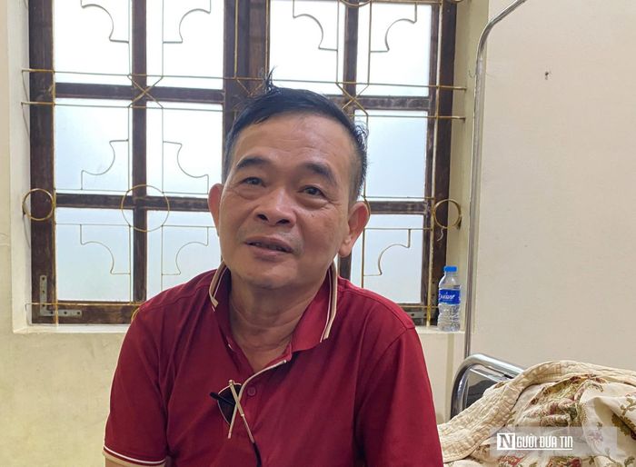 Trong số các bệnh nhân đang điều trị tại trung tâm có ông Trần Đức Hải, 66 tuổi, trú phường Quỳnh Mai, nhập viện chiều 16/9 vì đường huyết cao. Đêm đó, người đàn ông này được các bác sĩ sơ tán khẩn cấp lên tầng 2 khi nước lũ bủa vây phòng bệnh tầng 1. “Do dồn phòng ốc, căn phòng vốn chỉ có 2 giường của ông hiện phải cáng đáng thêm 3 bệnh nhân khác. Chúng tôi mong nước lũ nhanh rút để yên tâm điều trị bệnh.
