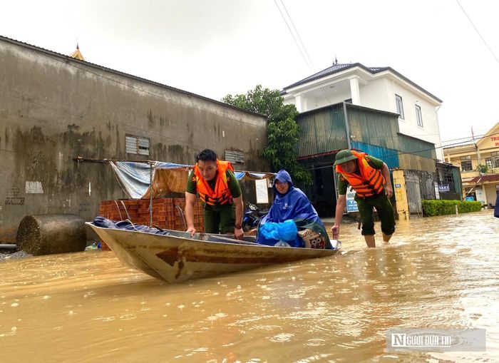 Theo Trung tá Hồ Đăng Khoa, Trưởng Công an phường Hoàng Mai, ngay khi nhận thông tin Trung tâm Y tế Hoàng Mai bị nước lũ cô lập khiến bệnh nhân và y bác sĩ không thể di chuyển, đơn vị đã lập tức triển khai lực lượng hỗ trợ. Công an phường huy động một tổ công tác, chủ động mượn thuyền của người dân để hỗ trợ đưa đón người ra vào khám bệnh, đồng thời vận chuyển đồ ăn, thức uống. Lực lượng công an sẽ tăng cường ứng trực và duy trì hoạt động cứu hộ này cho đến khi nước rút.