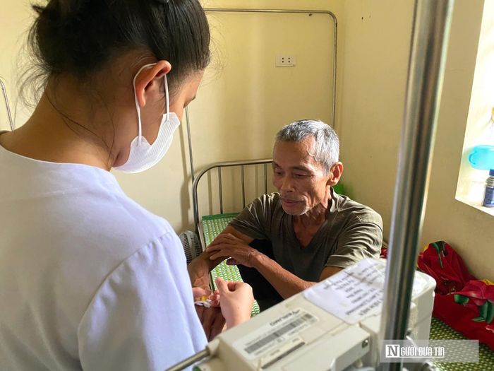 Theo điều dưỡng Trương Quang Lợi, Khoa Cấp cứu, Trung tâm Y tế Hoàng Mai, khi lũ tràn vào, đơn vị đã cho khoảng 50 bệnh nhân nhẹ xuất viện. Hiện tại, trung tâm còn 52 bệnh nhân đang tiếp tục bám trụ điều trị tại các phòng bệnh trên tầng cao.