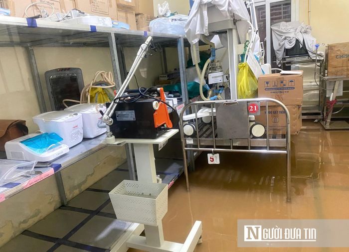 Dù cơ sở hạ tầng bị ngập sâu, công tác khám và cấp cứu tại Trung tâm Y tế Hoàng Mai vẫn được duy trì xuyên suốt để phục vụ nhân dân. Để giảm tải cho cơ sở đang bị ngập và đảm bảo an toàn, Trung tâm Y tế Hoàng Mai đã phân loại kỹ lưỡng các ca bệnh. Những người có sức khỏe ổn định được làm thủ tục về nhà, trong khi bệnh nhân nặng được chuyển hẳn lên tầng 2.