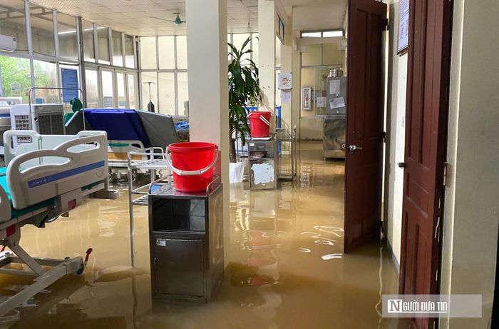 Là người trực tiếp trải qua đêm chạy lũ, chị Lê Thị Trinh (nhân viên khoa Nhi) nhớ lại, nước lũ bắt đầu tấn công vào khuôn viên trung tâm từ khoảng 16h ngày 16/9. Tốc độ nước dâng lên quá nhanh và bất ngờ đã khiến toàn bộ đội ngũ y bác sĩ cùng các bệnh nhân tại đây phải trải qua một đêm ròng rã, vất vả căng mình ứng phó để bảo vệ an toàn cho người bệnh và các thiết bị y tế.