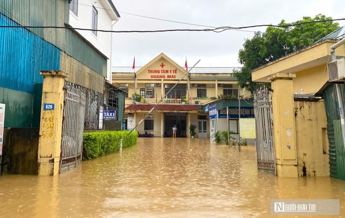 Từ 16h ngày 16/9, lũ lớn trên sông Hoàng Mai dâng cao đã tràn thẳng vào khuôn viên tầng 1 của Trung tâm Y tế Hoàng Mai, tỉnh Nghệ An. Do nằm sát bờ sông khiến cơ sở y tế này nhanh chóng bị ngập sâu, gây ảnh hưởng trực tiếp đến công tác cấp cứu, điều trị cho các bệnh nhân.