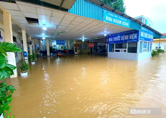Tại khu vực tầng 1, nước lũ cuồn cuộn tràn vào các hành lang và phòng điều trị của Trung tâm Y tế.