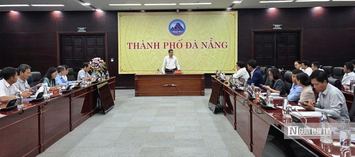Ông Nguyễn Mạnh Hùng trao đổi với các sở, ngành để tìm phương án xử lý từng kiến nghị của doanh nghiệp, nhà đầu tư.
