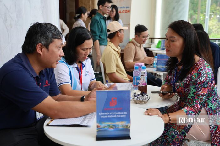 Các doanh nghiệp trao đổi, kết nối.
