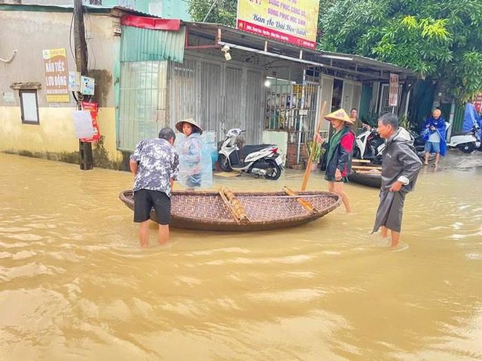 Người dân tự chuẩn bị thuyền để di chuyển trong vùng ngập lụt Nông Cống. (Ảnh: CTV)