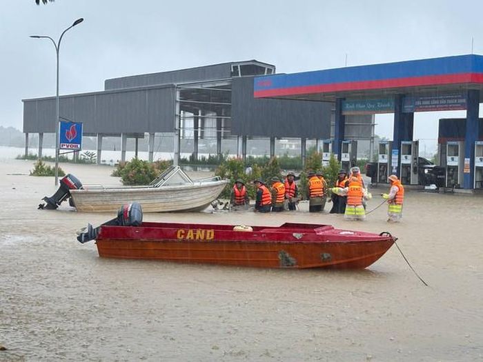 Lực lượng chức năng sẵn sàng thuyền cứu hộ để hỗ trợ người dân vùng lũ. (Ảnh: CTV)