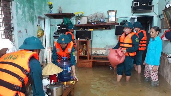 Lực lượng chức năng giúp người dân di dời tài sản lên vị trí cao hơn. (Ảnh: CTV)