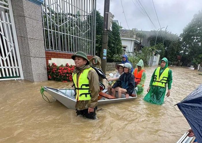 Chèo thuyền đưa người dân tới nơi an toàn. (Ảnh: CTV)