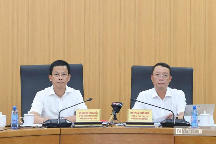 Chủ tịch UBND tỉnh Phan Thiên Định và Phó Chủ tịch UBND tỉnh Nguyễn Trọng Hiếu chủ trì cuộc họp.