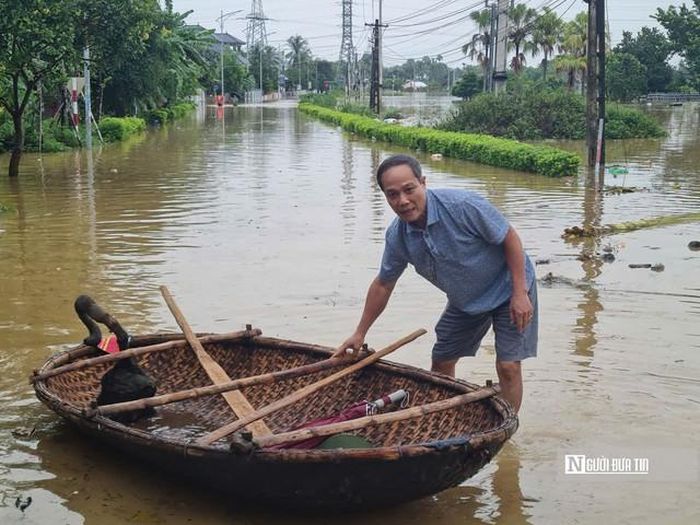 Nhà bị ngập, cô lập nên thuyền là phương tiện giúp người dân di chuyển ở Nông Cống.
