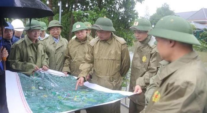 Ông Tô Anh Dũng - Chủ tịch UBND tỉnh kiểm tra tình trạng ngập lụt tại một số khu đô thị. (Ảnh: Phong Sắc)