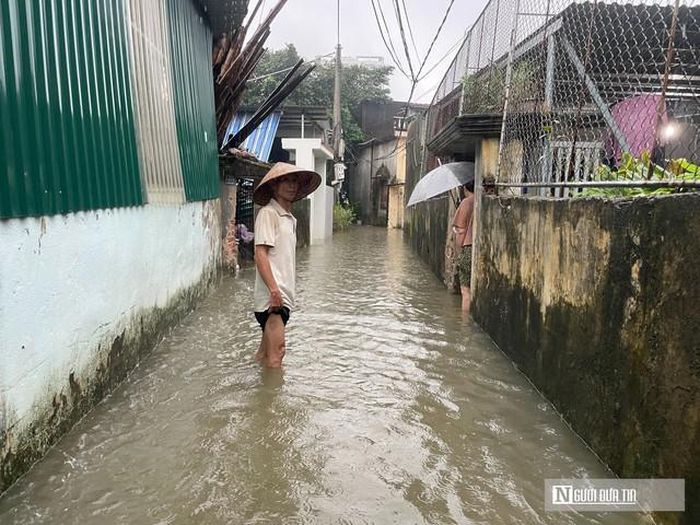 Con ngõ ngập sâu không còn thấy lối đi.