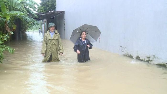 Chủ tịch UBND phường Hạc Thành đi kiểm tra một số khu vực ngập trên địa bàn. (Ảnh: CTV)
