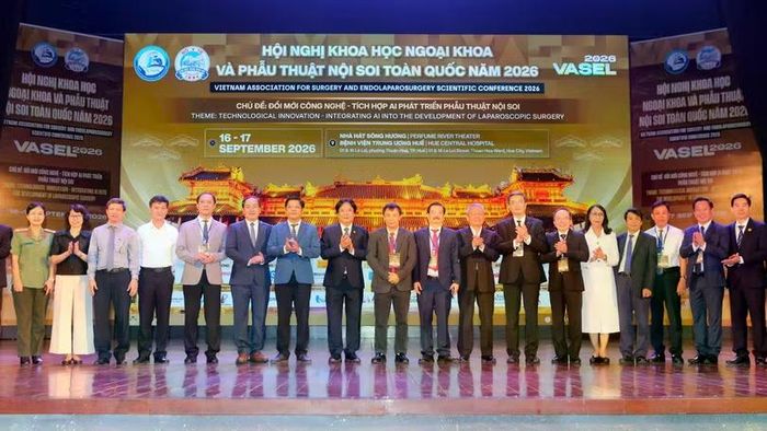 Các chuyên gia, bác sĩ chụp ảnh lưu niệm tại Hội nghị Khoa học Ngoại khoa và Phẫu thuật Nội soi toàn quốc năm 2026 (VASEL 2026). Ảnh Nguyễn Lê.