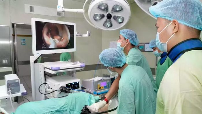 Y bác sĩ Bệnh viện Trung ương Huế thực hiện kỹ thuật mới trong thực hành chuyên môn phẫu thuật nội soi. Ảnh Nguyễn Lê.