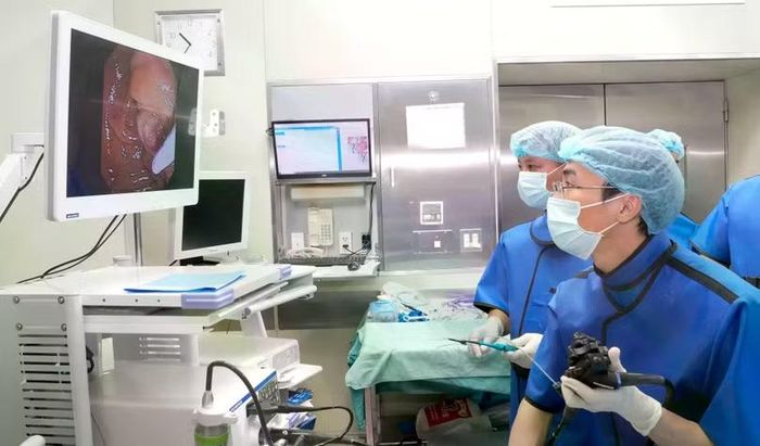 AI và robot đang được sử dụng rộng rãi trong các ca phẫu thuật ở Việt Nam. Ảnh Nguyễn Lê.