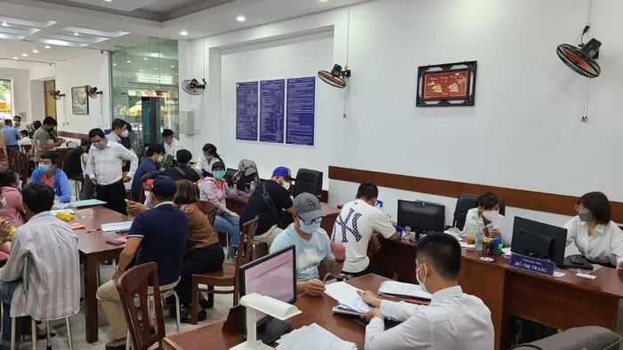  Người dân thực hiện thủ tục công chứng, chứng thực giao dịch mua bán nhà đất tại một Văn phòng công chứng 