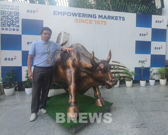 Phóng viên TTXVN chụp ảnh lưu niệm tại Sàn giao dịch chứng khoán Bombay tại Dalal Street, Mumbai (Ấn Độ). Ảnh: TTXVN