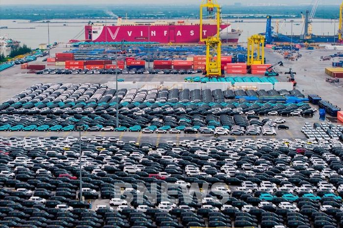 Các xe ô tô điện VinFast tập kết tại cảng Hải phòng chuẩn bị lên tàu xuất khẩu 