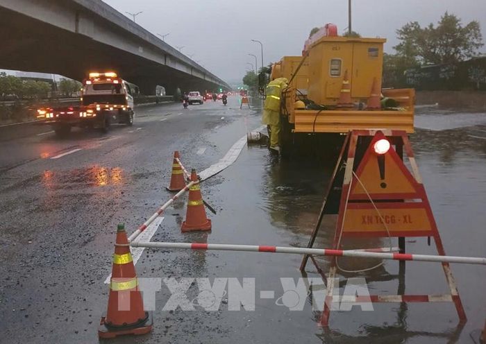 Khẩn trương tiêu thoát nước trên đường Nguyễn Xiển. Ảnh: Nguyễn Thắng - TTXV