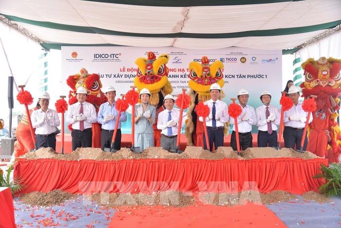 Các đại biểu thực hiện nghi thức động thổ Khu công nghiệp Tân Phước 1. Ảnh Công Trí-TTXVN 