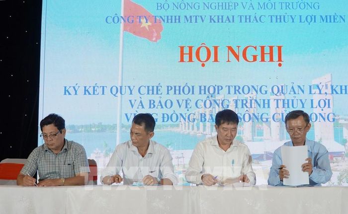 Lãnh đạo Công ty TNHH MTV Khai thác thủy lợi Miền Nam và các tỉnh An Giang, Cà Mau, Thành phố Cần Thơ ký kết Quy chế phối hợp trong quản lý, khai thác, bảo vệ công trình thủy lợi vùng Đồng bằng sông Cửu Long. Ảnh: Văn Sĩ - TTXVN