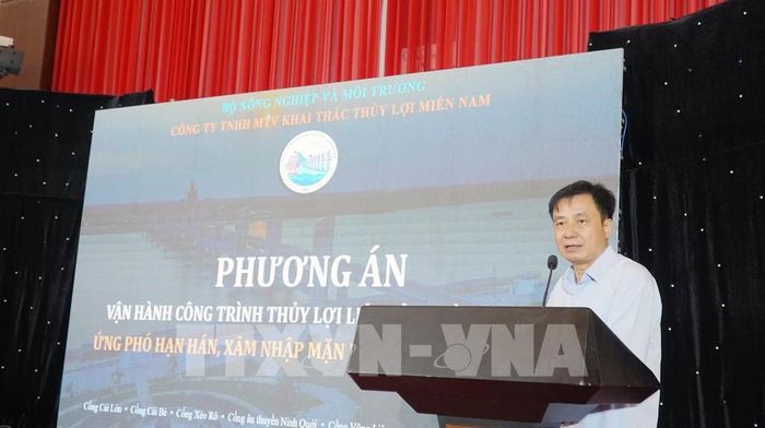 Ông Lê Quang Tự Do, Phó Tổng Giám đốc Công ty TNHH MTV Khai thác thủy lợi Miền Nam, trình bày nội dung tại Hội nghị. Ảnh: Văn Sĩ - TTXVN