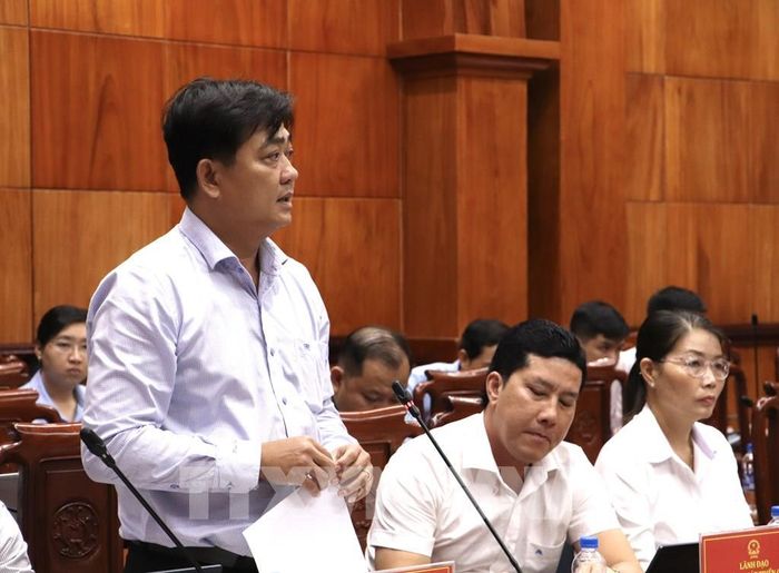 Đại diện Ban Quản lý dự án Đầu tư và xây dựng công trình giao thông tỉnh Đồng Tháp phát biểu tại buổi làm việc. Ảnh: Hồng Nhung - TTXVN
