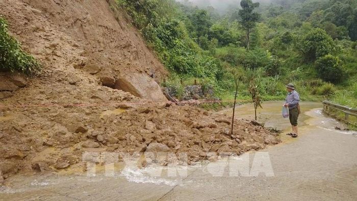 Nhiều tuyến đường giao thông bị sạt lở ta luy dương. Ảnh: TTXVN phát