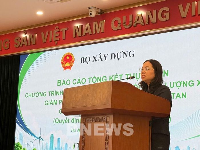 Bà Nguyễn Thị Phương Hiền, Phó Giám đốc Học viện Chiến lược, bồi dưỡng cán bộ Xây dựng tham luận. Ảnh: Bnews/vnanet.vn phát