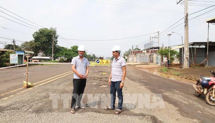 Chủ đầu tư và đơn vị thi công kiểm tra thực tế tại khu vực đang sửa chữa tuyến ĐT.759B. Ảnh: Đậu Tất Thành - TTXVN