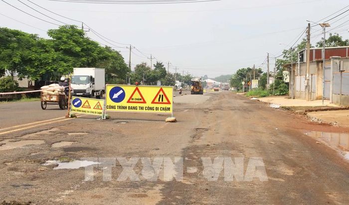 Hệ thống biển báo, rào chắn được bố trí trên ĐT.759B để phân luồng, cảnh báo người và phương tiện khi qua khu vực đang thi công. Ảnh: Đậu Tất Thành - TTXVN
