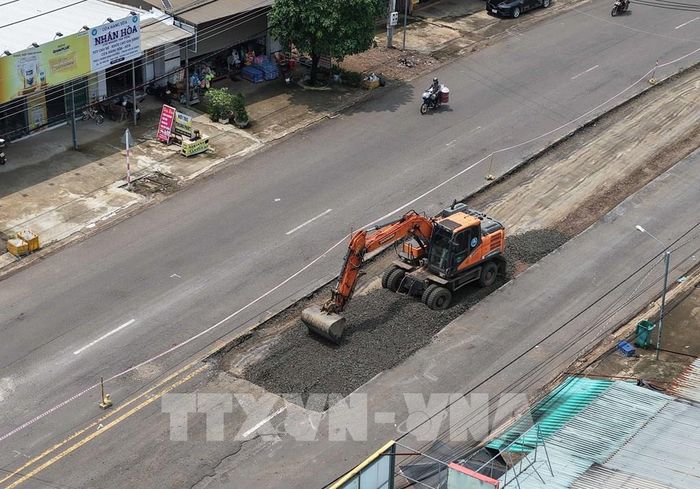 Máy móc được huy động để xử lý nền đường tại vị trí đang sửa chữa trên tuyến ĐT.759B, bảo đảm kết cấu mặt đường trước khi thảm lớp nhựa mới. Ảnh: Đậu Tất Thành - TTXVN
