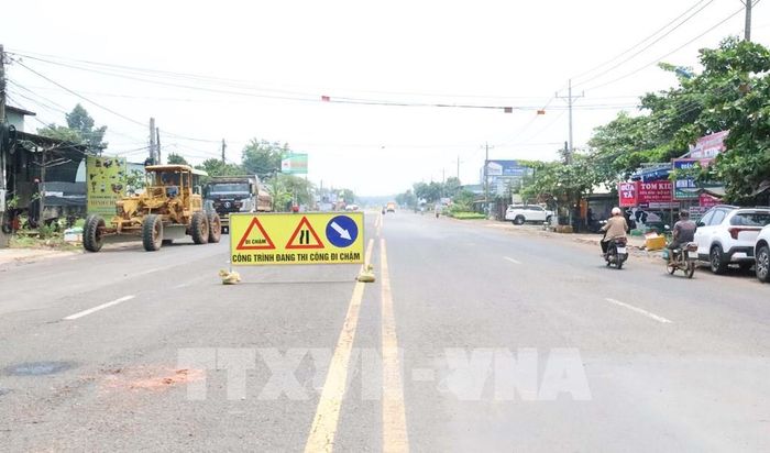 Trong quá trình thi công, đơn vị bố trí biển báo, dây cảnh báo, đèn cảnh báo và các thiết bị phản quang để phân làn, hướng dẫn phương tiện, nhất là vào ban đêm. Ảnh: Đậu Tất Thành - TTXVN