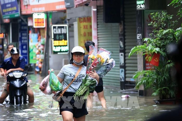 Phố Triều Khúc ngập sâu ảnh hưởng đến việc đi lại của người dân. Ảnh: Tuấn Anh - TTXVN