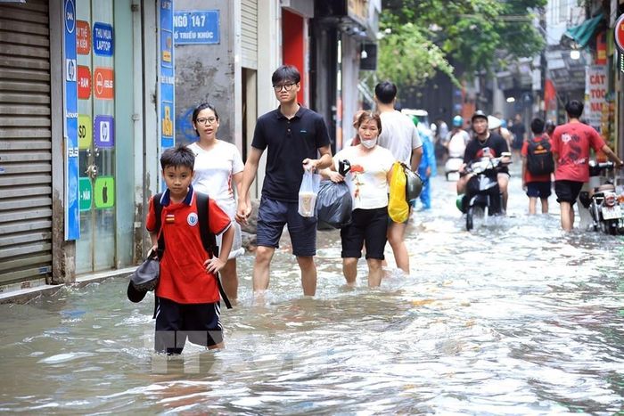 Phố Triều Khúc ngập sâu ảnh hưởng đến việc đi lại của người dân. Ảnh: Tuấn Anh - TTXVN 