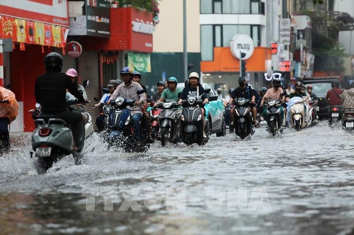 Phố Ngọc Lâm vẫn ngập cục bộ ảnh hưởng đến giao thông chiều 17/9. Ảnh: Lê Đông - TTXVN