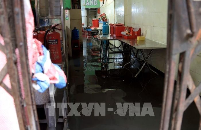 Một cửa hàng trên phố Triều Khúc phải nghỉ bán do nước tràn vào nhà. Ảnh: Tuấn Anh - TTXVN