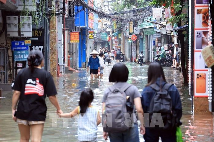 Phố Triều Khúc ngập sâu kéo dài. Ảnh: Tuấn Anh - TTXVN 