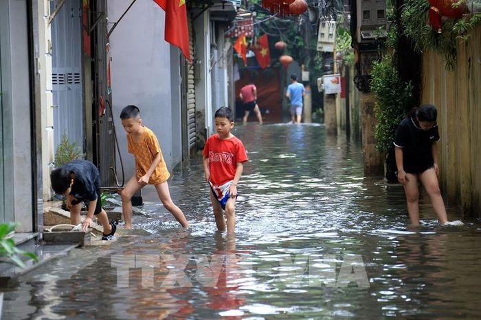 Nhiều con ngõ trên phố Triều Khúc bị ngập. Ảnh: Tuấn Anh - TTXVN 