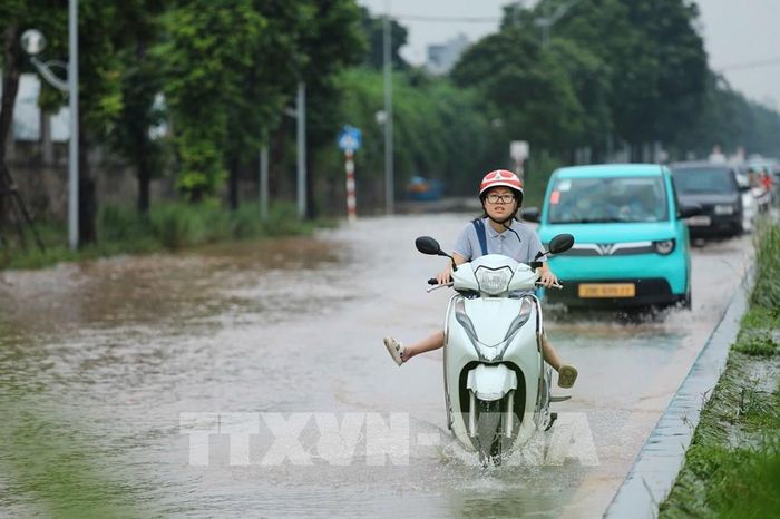 Phố Nguyễn Gia Bồng nước đã rút sau nhiều ngày ngập sâu. Ảnh: Lê Đông - TTXVN