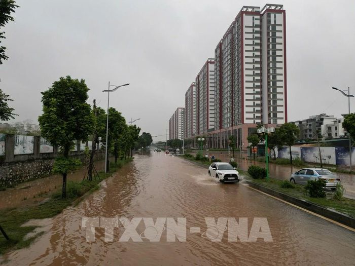 Phố Nguyễn Gia Bồng nước đã rút sau nhiều ngày ngập sâu. Ảnh: Lê Đông - TTXVN 