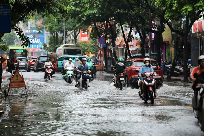 Phố Ngọc Lâm vẫn ngập cục bộ ảnh hưởng đến giao thông chiều 17/9. Ảnh: Lê Đông - TTXVN 