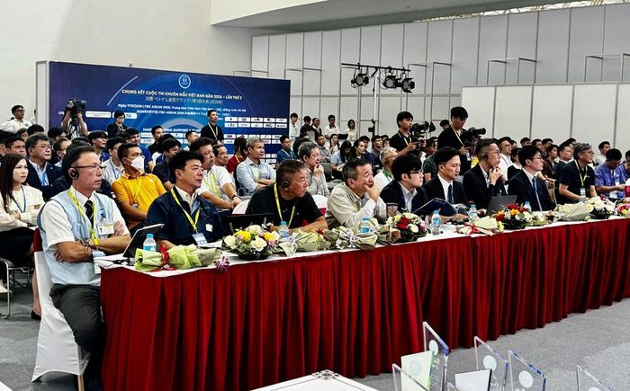 Ban giám khảo Vietnam Mold Grand Prix 2026 đánh giá phần dự thi của 12 đội vào Vòng chung kết