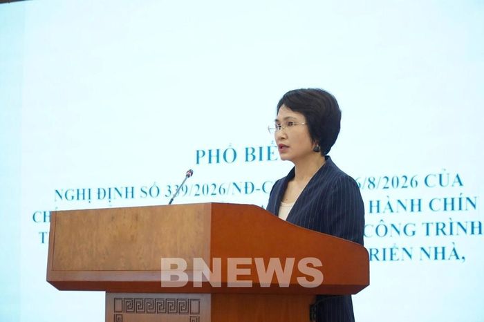 Bà Đặng Thị Hải Yến, Vụ trưởng Vụ Pháp chế (Bộ Xây dựng) giơi thiệu Nghị định số 339/2026/NĐ-CP. Ảnh: Thu Hằng/Bnews/vnanet.vn