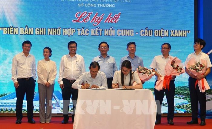 Các đại biểu thực hiện nghi thức ký kết Biên bản ghi nhớ hợp tác giữa các doanh nghiệp có nhu cầu sử dụng điện xanh và các đơn vị có khả năng cung cấp nguồn điện từ năng lượng tái tạo. Ảnh: Lê Thúy Hằng - TTXVN 