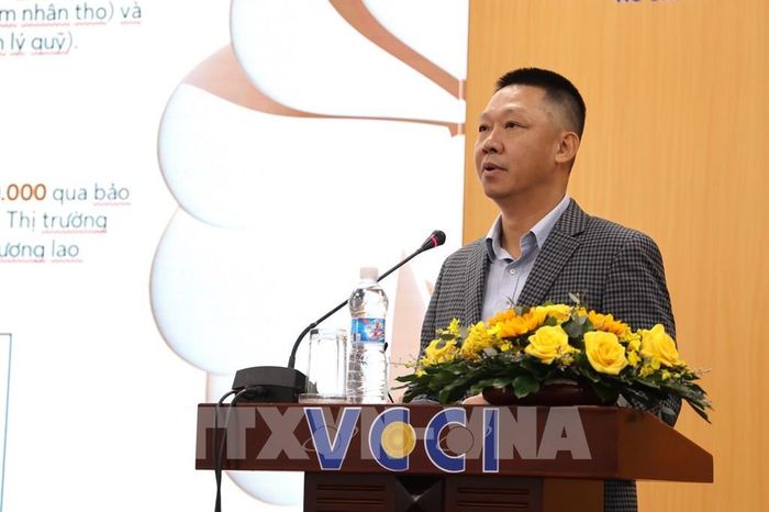 Ông Đào Quốc Bảo, Phó Tổng Giám đốc Khách hàng Doanh nghiệp tại Sun Life Việt Nam chia sẻ về triển vọng phát triển sản phẩm bảo hiểm hưu trí tại Việt Nam. Ảnh: Hứa Chung - TTXVN
